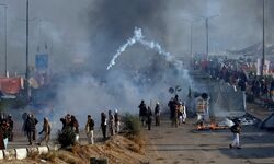 इस्लामाबाद में पुलिस और प्रदर्शनकारियों के झड़प में 1 की मौत, 100 लोग घायल