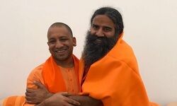 योगी-रामदेव की मुलाकात, कई क्षेत्रों में निवेश पर चर्चा