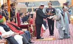 गणतन्त्र दिवस के अवसर पर शहीद कमांडो निराला की मां, पत्नी को देख भावुक हुए कोविंद