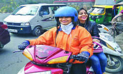 पश्चिम बंगाल की महिला बनी दिल्ली की पहली महिला ई-बाइक टैक्सी चालक