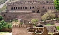 इतिहास भूत है, पकड़ लेगा