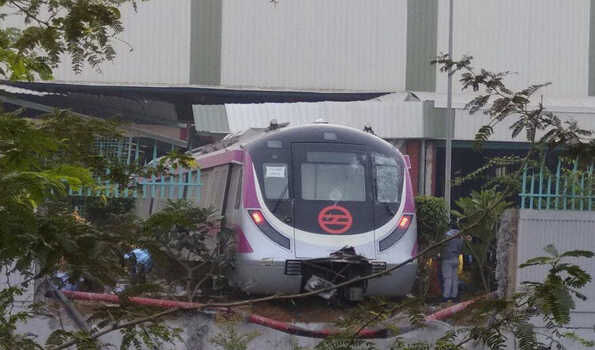 दिल्ली: परीक्षण के समय मजेंटा लाइन मेट्रो में हादसा
