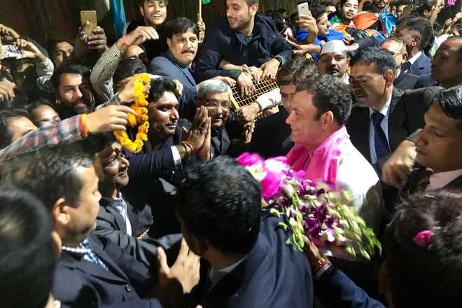 गुजरात में प्रचार कर लौटे राहुल का हुआ भव्य स्वागत गुजरात में प्रचार कर लौटे राहुल का हुआ भव्य स्वागत