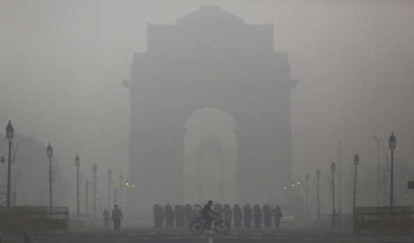 दिल्ली: ठंड और प्रदूषण की दोहरी मार
