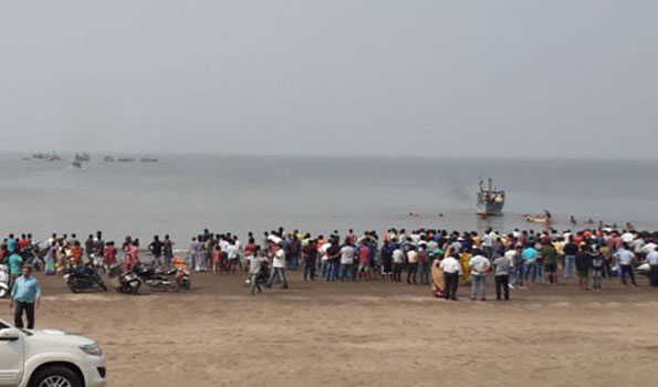 Boat Capsizes At Palghar Beach