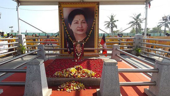 बढ़ते कब्र-स्थल और जन-स्मृतियों की राजनीति बढ़ते कब्र-स्थल और जन-स्मृतियों की राजनीति