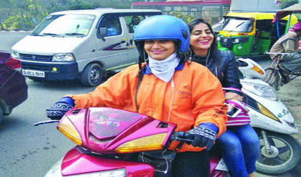 पश्चिम बंगाल की महिला बनी दिल्ली की पहली महिला ई-बाइक टैक्सी चालक
