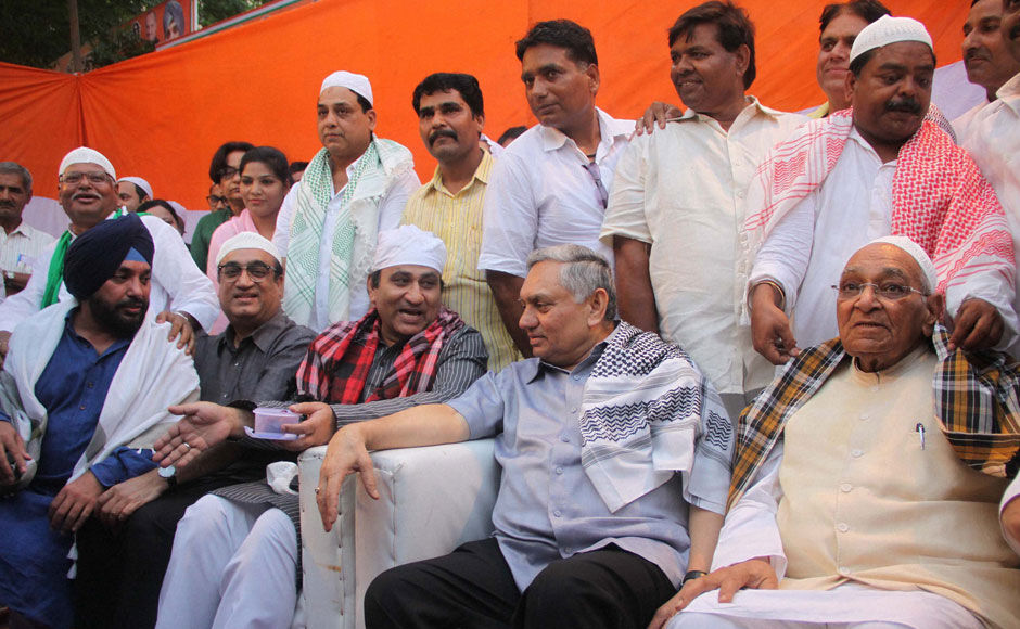 लोकतंत्र का इफ़्तार, बाकी सब बेकार लोकतंत्र का इफ़्तार, बाकी सब बेकार