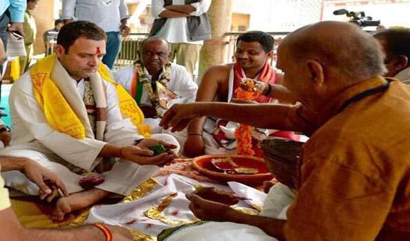 राहुल ने मंदिर में की पूजा, लोगों ने लगाये मोदी के नारे